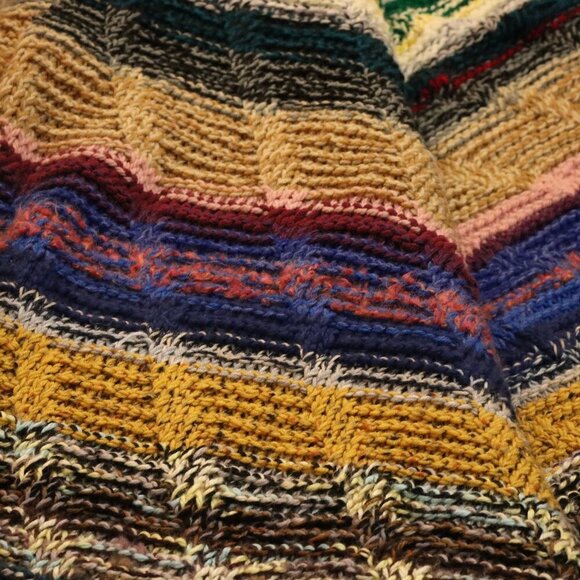 Extra large unique handmade large knitted soft cozy blanket - perfect for family - Picture 8 of 9